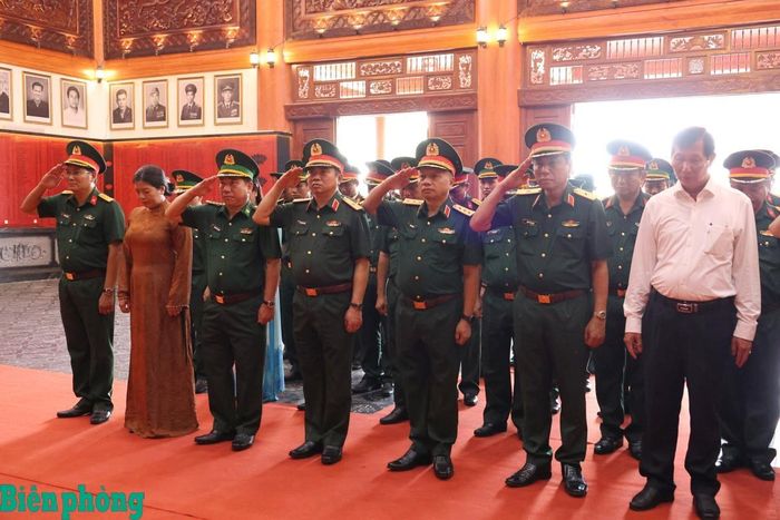 Các đại biểu dành phút mặc niệm tri ân các Anh hùng, liệt sĩ tại Đền tưởng niệm Anh hùng, liệt sĩ và người có công tỉnh An Giang. Ảnh: Tuấn Kiệt
