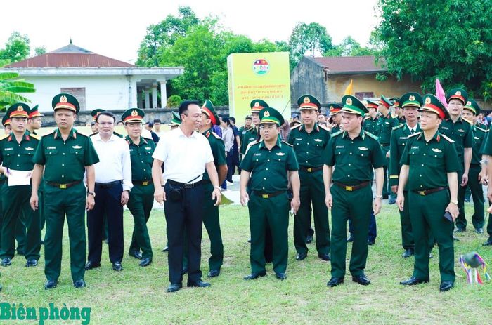 Thượng tướng Nguyễn Trường Thắng cùng các thành viên trong đoàn công tác kiểm tra chuẩn bị các hoạt động trong khuôn khổ Chương trình Giao lưu tại Nhà văn hóa thôn Thủy Phong, xã Kim Bảng, tỉnh Nghệ An. Ảnh: Ngọc Lâm