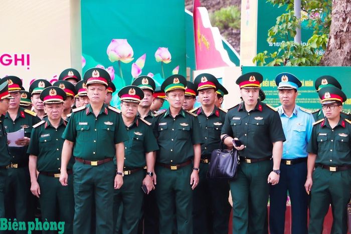 Thượng tướng Nguyễn Trường Thắng kiểm tra nội dung đón đoàn đại biểu cấp cao Bộ Quốc phòng hai nước Việt Nam - Lào đến thăm, tặng quà Đồn Biên phòng cửa khẩu Thanh Thủy. Ảnh: Thanh Xuân