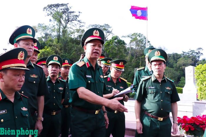 Thượng tướng Nguyễn Trường Thắng kiểm tra nội dung chào, tô son cột mốc chủ quyền tại cột mốc 460. Ảnh: Chiến Khu