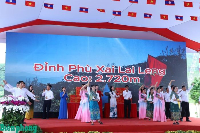 Tổng duyệt các tiết mục văn nghệ tại Nhà văn hóa thôn Thủy Phong, xã Kim Bảng, tỉnh Nghệ An. Ảnh: Ngọc Lâm