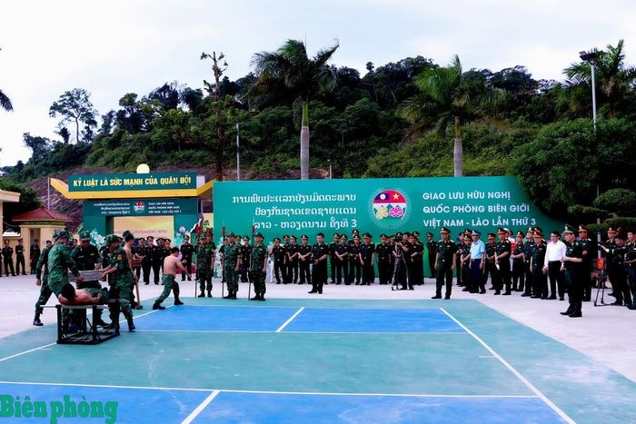 Đoàn công tác Bộ Quốc phòng kiểm tra nội dung biểu diễn võ thuật của cán bộ, chiến sĩ Bộ đội Biên phòng tỉnh Nghệ An tại Đồn Biên phòng cửa khẩu Thanh Thủy. Ảnh: Chiến Khu