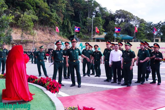 Thượng tướng Nguyễn Trường Thắng kiểm tra nghi lễ trồng cây hữu nghị tại khu vực cửa khẩu Thanh Thủy. Ảnh: Thanh Xuân