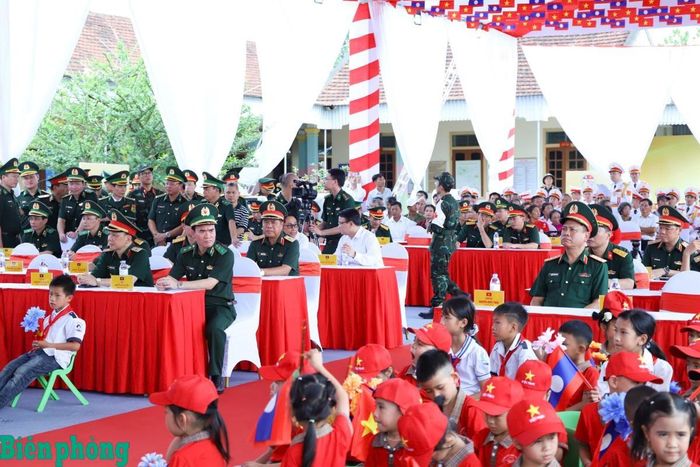 Thượng tướng Nguyễn Trường Thắng cùng các thành viên trong đoàn công tác theo dõi tổng duyệt các nội dung phục vụ Lễ khởi công công trình Trường Mầm non Thanh Hà, tỉnh Nghệ An. Ảnh: Ngọc Lâm