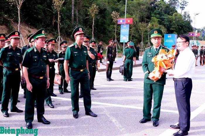 Thượng tướng Nguyễn Trường Thắng kiểm tra công tác tổ chức đón đoàn đại biểu cấp cao Bộ Quốc phòng hai nước Việt Nam - Lào tại cửa khẩu Thanh Thủy. Ảnh: Thanh Xuân