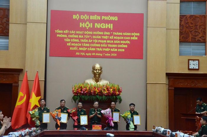 Thiếu tướng Nguyễn Văn Thiện trao quyết định khen thưởng của Bộ Tư lệnh Bộ đội Biên phòng cho các tập thể có thành tích xuất sắc trong đấu tranh phòng, chống tội phạm. Ảnh: Duy Khiêm