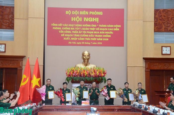 Thiếu tướng Nguyễn Văn Thiện trao quyết định khen thưởng của Ban Chỉ đạo 1389 Bộ Quốc phòng cho các tập thể có thành tích xuất sắc trong đấu tranh phòng, chống tội phạm. Ảnh: Duy Khiêm
