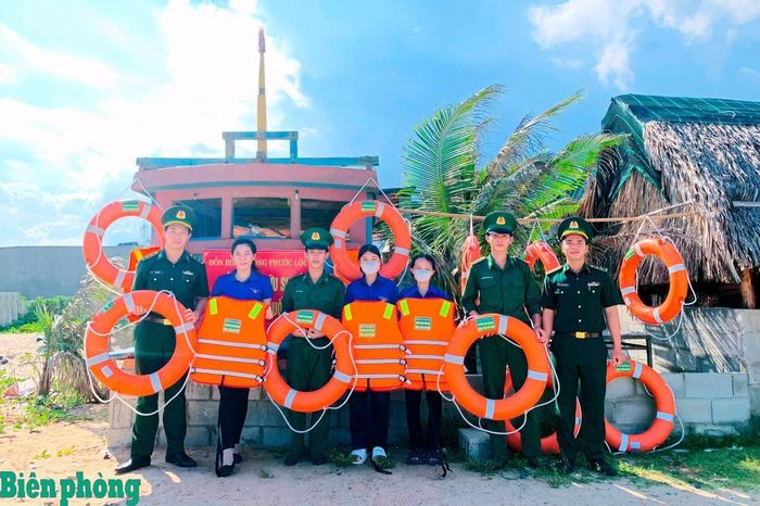 Mô hình “Phao cứu sinh-Phòng, chống đuối nước” do Đại úy Vũ Tuấn Hải (ngoài cùng, bên trái, khi còn mang quân hàm Trung úy) tham mưu triển khai, mang lại hiệu quả thiết thực. Ảnh: Nhân vật cung cấp