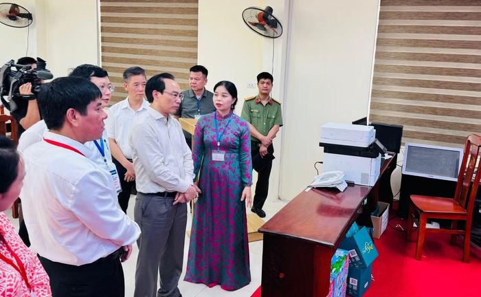 Đoàn công tác của Bộ GD&amp;ĐT kiểm tra trước kì thi tốt nghiệp THPT năm 2026 tại Hà Nội. Ảnh: NGHIÊM HUÊ