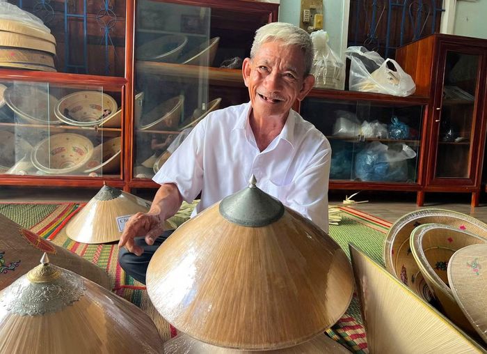 Nghệ nhân ưu tú Đỗ Văn Lan và chiếc nón ngựa của nghĩa quân Tây Sơn