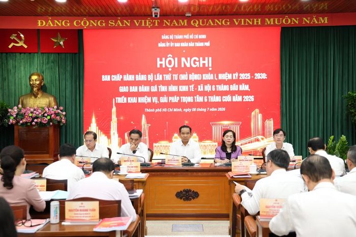 Lãnh đạo Đảng ủy UBND TPHCM chủ trì, điều hành hội nghị. Ảnh: Ngô Tùng