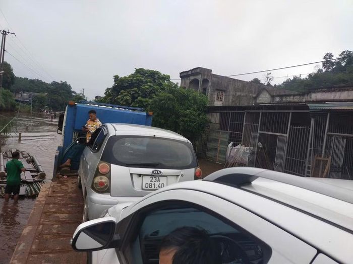 Mỗi lượt vận chuyển xe máy 50.000 đồng, ô tô có thời điểm lên 150 - 200.000 đồng.