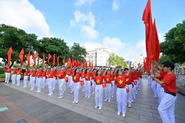 250 sinh viên trường Sư phạm Thể dục Thể thao TP. HCM tham gia hỗ trợ Kỷ niệm một năm thành lập Phường Sài Gòn.