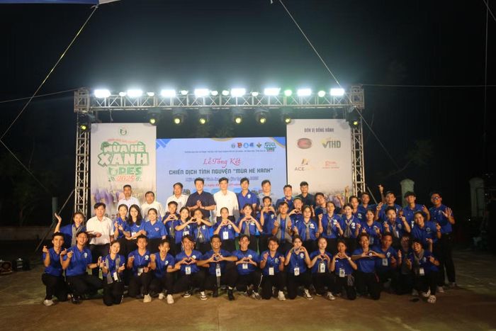 Các “chiến sĩ” “Mùa Hè Xanh” nhiệt huyết tham gia chiến dịch.