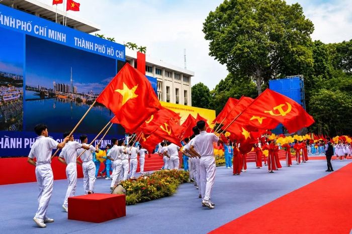 Sinh viên tham gia hỗ trợ Lễ kỷ niệm 50 năm ngày thành phố Sài Gòn - Gia Định vinh dự mang tên Chủ tịch Hồ Chí Minh.