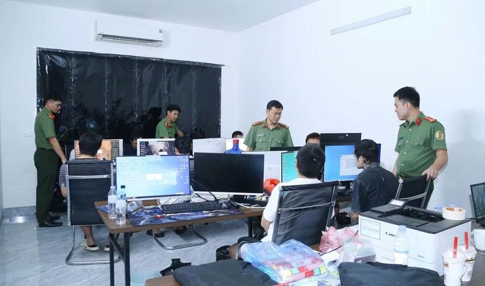 Công an kiểm tra các đối tượng. Ảnh: Công an tỉnh Bắc Ninh.