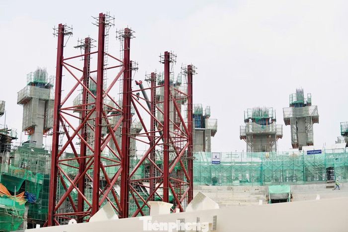 Trên công trường, nhà thầu đang tập trung triển khai hàng loạt cột trụ bê tông cốt thép siêu trường siêu trọng bao quanh mặt ngoài. Đây là các kết cấu chịu lực cốt lõi, yêu cầu độ chính xác tuyệt đối trong thi công để chuẩn bị cho việc nâng đỡ hệ mái vòm thép nặng hàng nghìn tấn trong giai đoạn tới