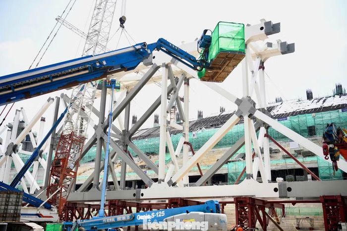 Bên trong lòng sân vận động, hệ thống giá đỡ chuyên dụng đã được lắp đặt để chuẩn bị thi công mái vòm nặng khoảng 8.600 tấn.