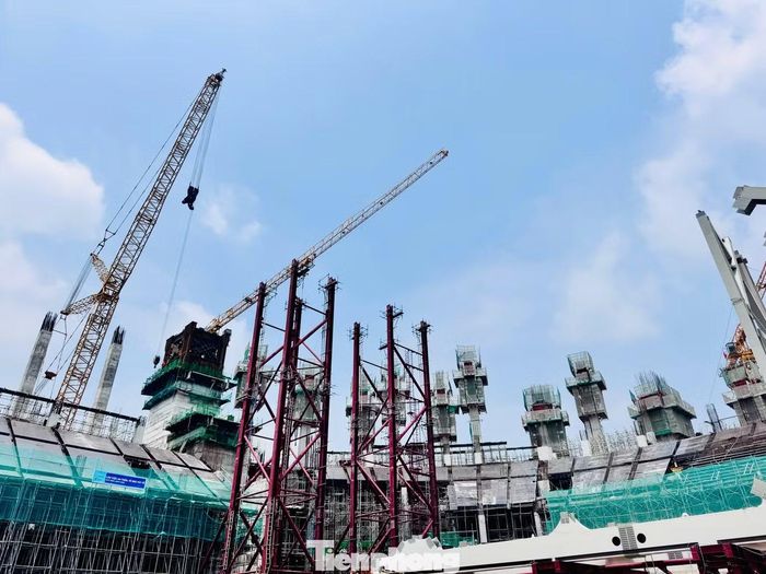 SVĐ PVF mới có diện tích 55.000 m2, sức chứa 60.000 chỗ ngồi, sau SVĐ Hùng Vương với 135.000 chỗ ngồi.