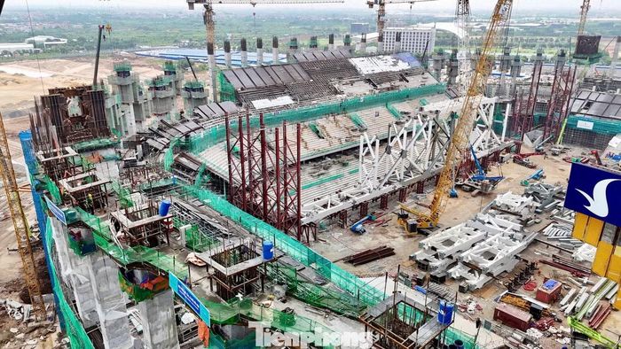 Sân PVF gồm 4 khán đài chính A, B, C, D cùng các khu chuyên môn phục vụ kỹ thuật, an ninh, trung tâm điều hành phát sóng, báo chí, cầu thủ, khu VIP, dịch vụ ẩm thực...