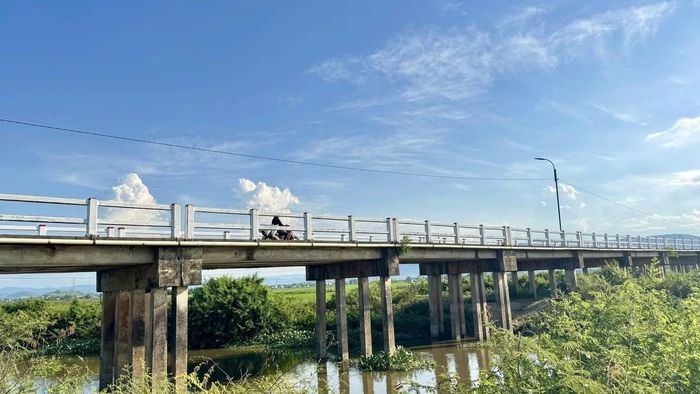 Cầu Văn Hà 1 (xã Lân Phong) hiện đã xuống cấp nghiêm trọng.