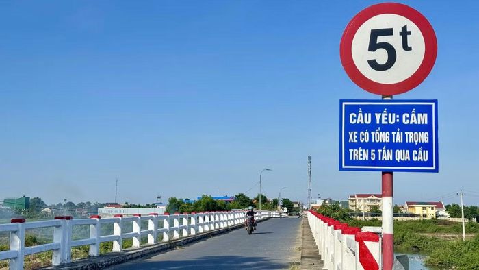 Biển báo hạn chế tải trọng 5 tấn được lắp đặt tại cầu Văn Hà 1 nhằm bảo đảm an toàn giao thông.