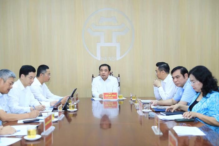 Bí thư Thành ủy Hà Nội Trần Đức Thắng trao đổi tại buổi tiếp công dân. Ảnh: HNM.
