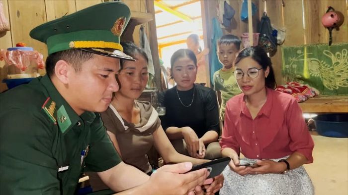 Cán bộ Đồn Biên phòng Mường Lạn tới nhà hướng dẫn người dân cài đặt VNeID
