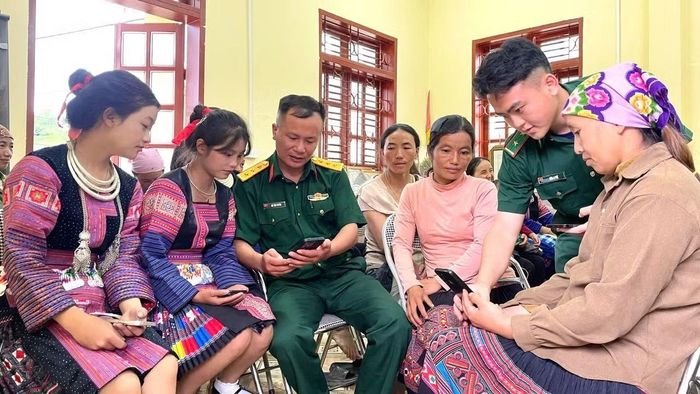 Cán bộ Đồn Biên phòng Chiềng On và bộ đội địa phương hướng dẫn bà con làm quen với những tiện ích số phục vụ cuộc sống