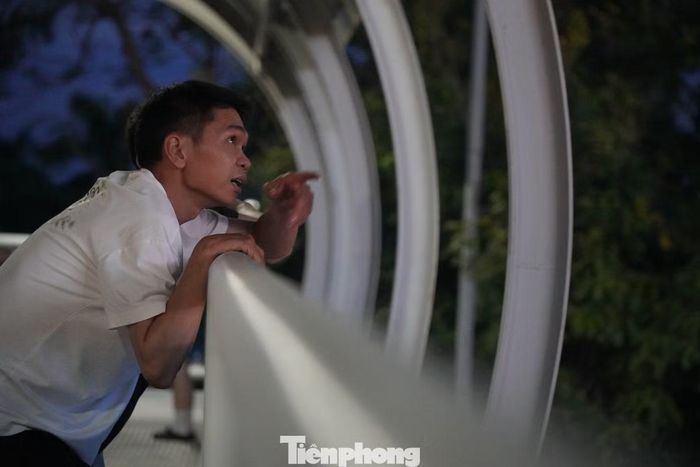 Với nhiều người, đây còn là điểm thư giãn, hóng gió sau một ngày dài.