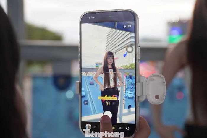 Những bức ảnh, video với background trung tâm thương mại sầm uất, đường phố nhộn nhịp khiến các bạn trẻ thích thú vì Đà Nẵng hiện lên mới mẻ, năng động.
