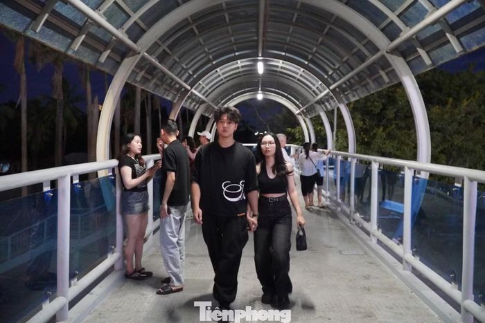 Trời tối, lượng người kéo về cầu đi bộ vượt đường Điện Biên Phủ càng đông. Cây cầu này nằm gần nút giao, hầm chui, vì vậy nhiều năm qua giúp người dân qua lại hai bên đường Điện Biên Phủ thuận lợi.