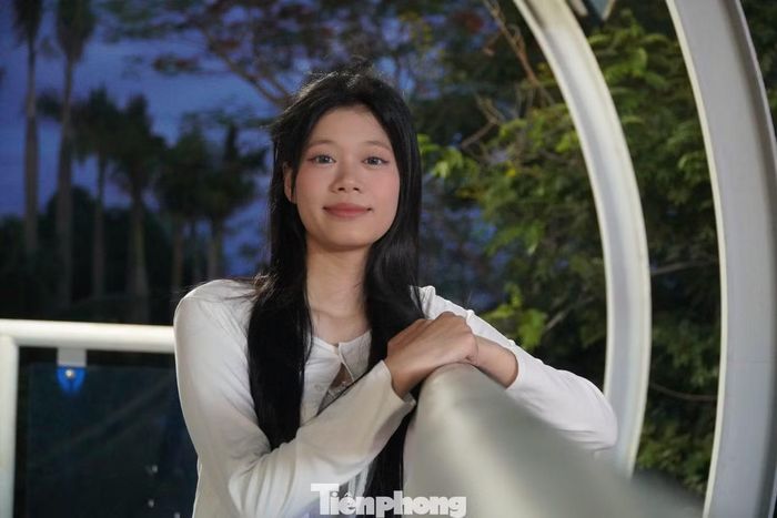 Hoàng Thanh (21 tuổi, Đà Nẵng) đã cùng bạn tới chụp rất nhiều ảnh với cầu đi bộ vượt đường Điện Biên Phủ. Thanh nói từ khi các tòa nhà bên dưới đi vào hoạt động, cả khu vực này như lột xác, nhìn từ trên cao rất hiện đại, đẹp mắt.