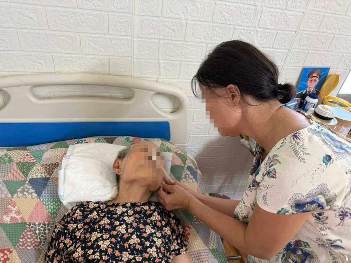 Cụ bà bị đột quỵ, 5 năm bị chậm trợ cấp BHXH. Ảnh: Viên Nguyễn
