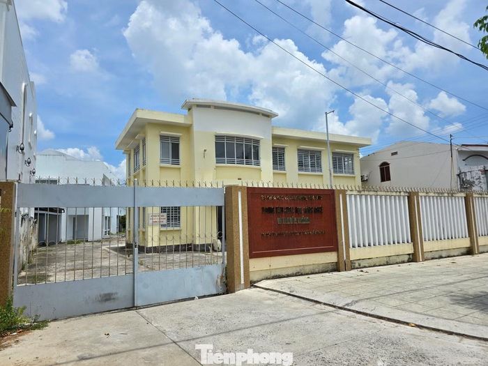 Một trụ sở công đóng cửa, không sử dụng ở khu vực trung tâm tỉnh Trà Vinh cũ.