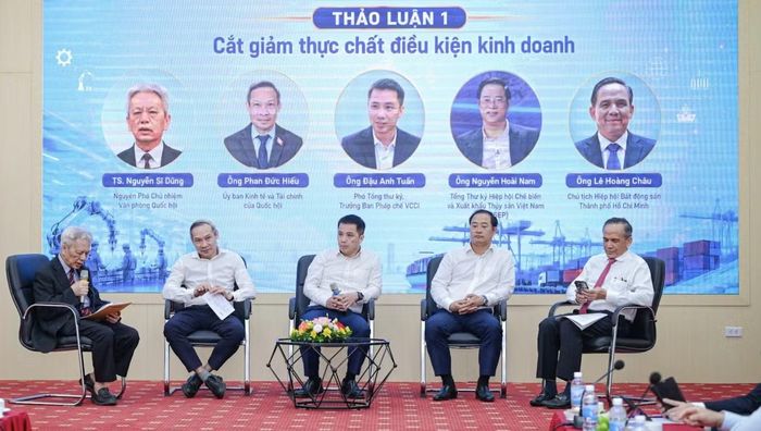 Các chuyên gia, đại diện hiệp hội doanh nghiệp thảo luận tại hội thảo.