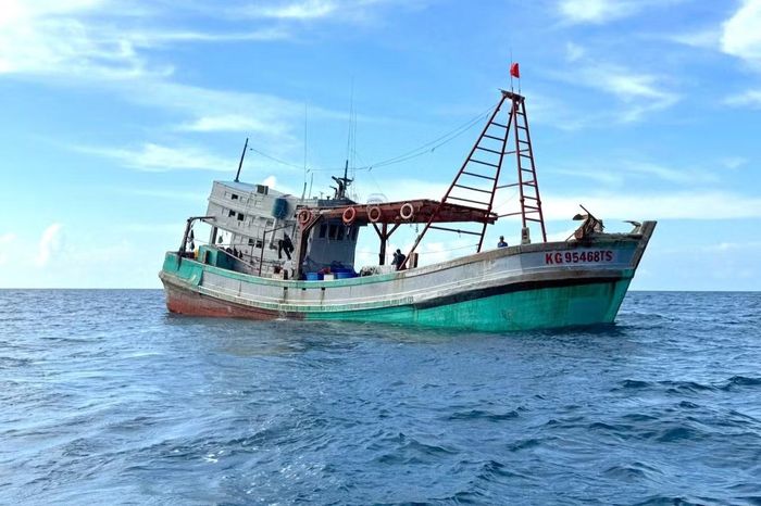 Tàu cá số hiệu KG 95468 TS tại thời điểm bị phát hiện, kiểm tra.