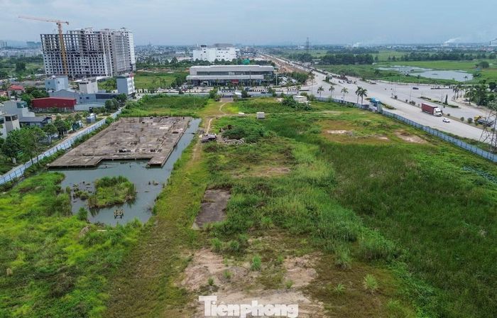 Sở Xây dựng Thanh Hóa cho biết, giai đoạn 2021-2025, tỉnh đã hoàn thành 13 dự án nhà ở xã hội với 4.534 căn hộ, tỉ lệ lấp đầy gần 100%. Hiện có 12 dự án khác đang thi công với tổng quy mô hơn 12.100 căn, trong đó bốn dự án đã đủ điều kiện mở bán. Tuy nhiên, giai đoạn 2026-2030, Thanh Hóa dự kiến cần bổ sung thêm khoảng 20.400 căn nhà ở xã hội để đáp ứng nhu cầu, riêng khu vực TP Thanh Hóa cũ cần hơn 12.800 căn.