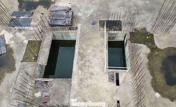 Cụ thể, tại tòa nhà số 1, chủ đầu tư đã thi công tầng hầm bằng bê tông cốt thép với chiều cao từ 3,3-4m, diện tích xây dựng khoảng 3.385m2. Trong khi đó, giấy phép xây dựng không cho phép xây tầng hầm và diện tích xây dựng được cấp chỉ khoảng 1.485m2 mỗi tòa.