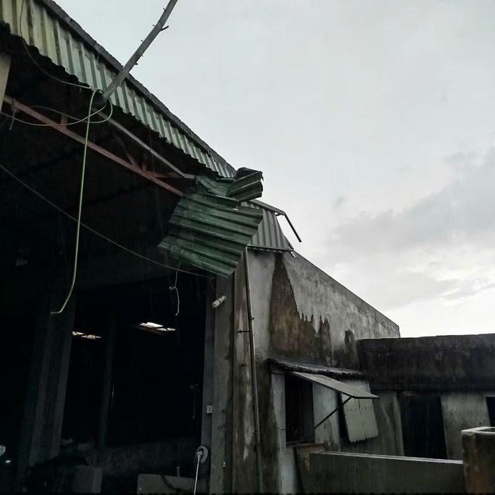 Nhà dân bị tốc mái sau khi vòi rồng quét qua. Ảnh: UBND xã Bình Thanh