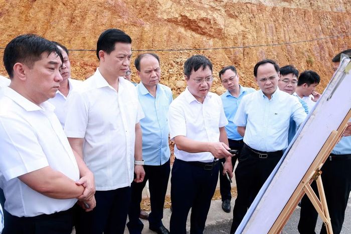 Đoàn công tác khảo sát khu vực dự kiến triển khai dự án.