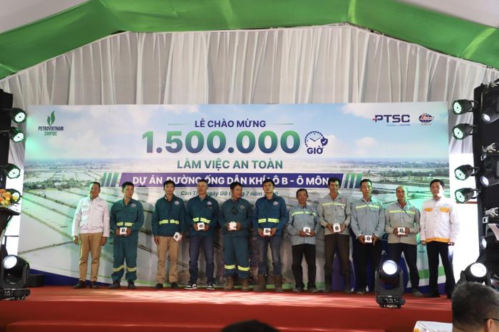 Tặng quà động viên người lao động tham gia Dự án Đường ống dẫn khí Lô B - Ô Môn, ghi nhận tinh thần làm việc hăng say, vượt qua khó khăn và nỗ lực bảo đảm an toàn trong thi công