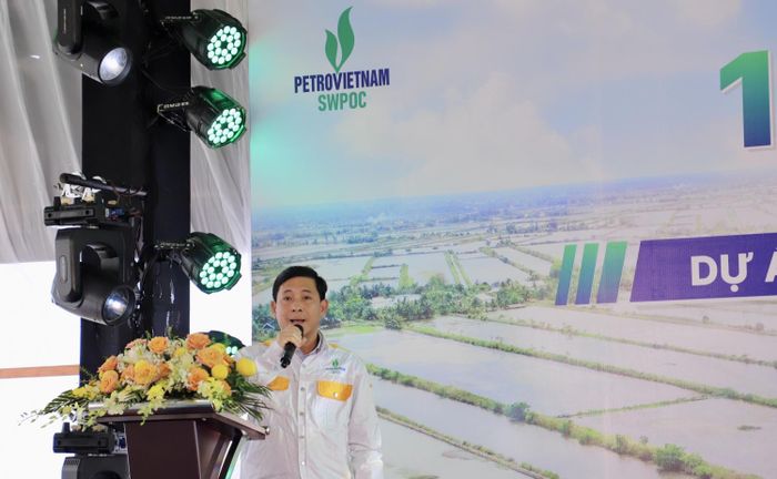 Ông Phạm Văn Hùng - Phó Tổng Giám đốc SWPOC biểu dương và chúc mừng Liên danh Tổng thầu PTSC-LILAMA18, các nhà thầu cùng toàn thể cán bộ, kỹ sư, công nhân và người lao động đã cùng nhau tạo nên thành tích này.