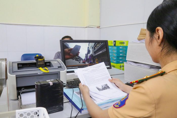 Dữ liệu vi phạm được bàn giao để bộ phận xử lý tra cứu thông tin, gửi thông báo cho chủ xe.