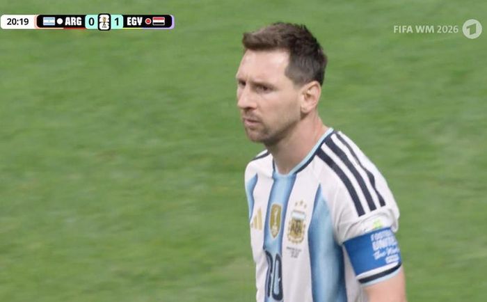Messi không thắng được thủ môn Shobeir trên chấm 11m - Ảnh chụp màn hình