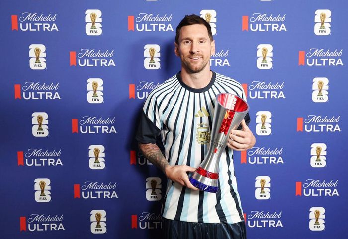Messi nhận danh hiệu Cầu thủ xuất sắc nhất trận - Ảnh: FIFA