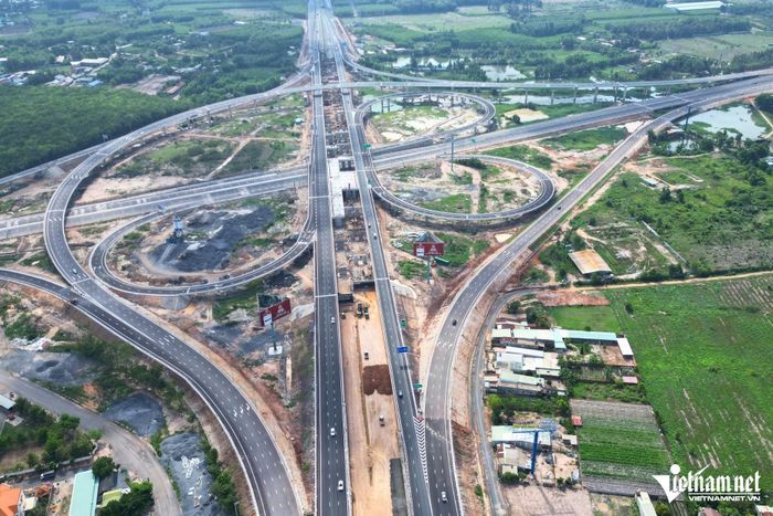 Nút giao Long Thành kết nối 2 cao tốc. Ảnh: Hoàng Anh