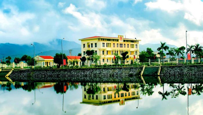 UBND xã Tống Sơn và trụ sở Đảng ủy cách nhau gần chục cây số. Ảnh: Xuân Lục 