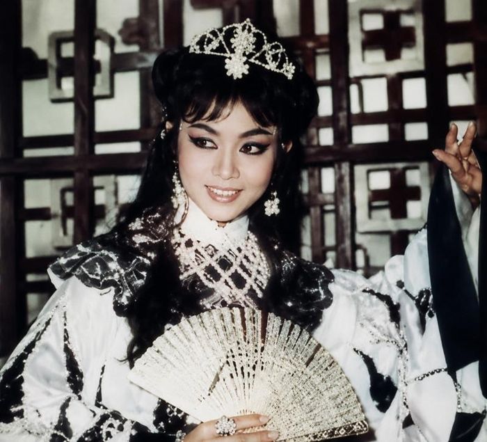 Năm 14 tuổi, Bạch Lê diễn vai Bàng Quý Phi trên sân khấu Đồng ấu Minh Tơ.