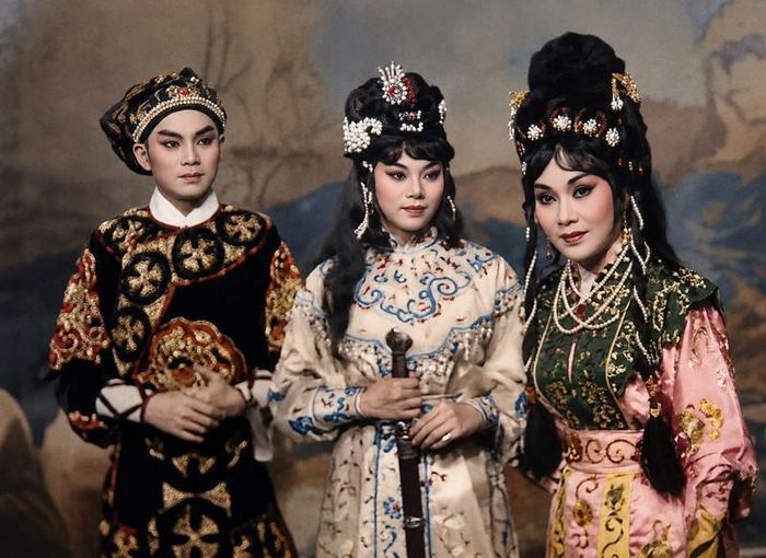 Vở cải lương "Tướng cướp Hổ Đầu Sơn" do Ban Cải lương Vân Kiều thực hiện. Nghệ sĩ Bạch Lê đứng giữa vào vai Vân Hà - con gái của tướng cướp Hổ Đầu Sơn, nghệ sĩ Đức Lợi (trái) và nghệ sĩ Mộng Lành (phải).